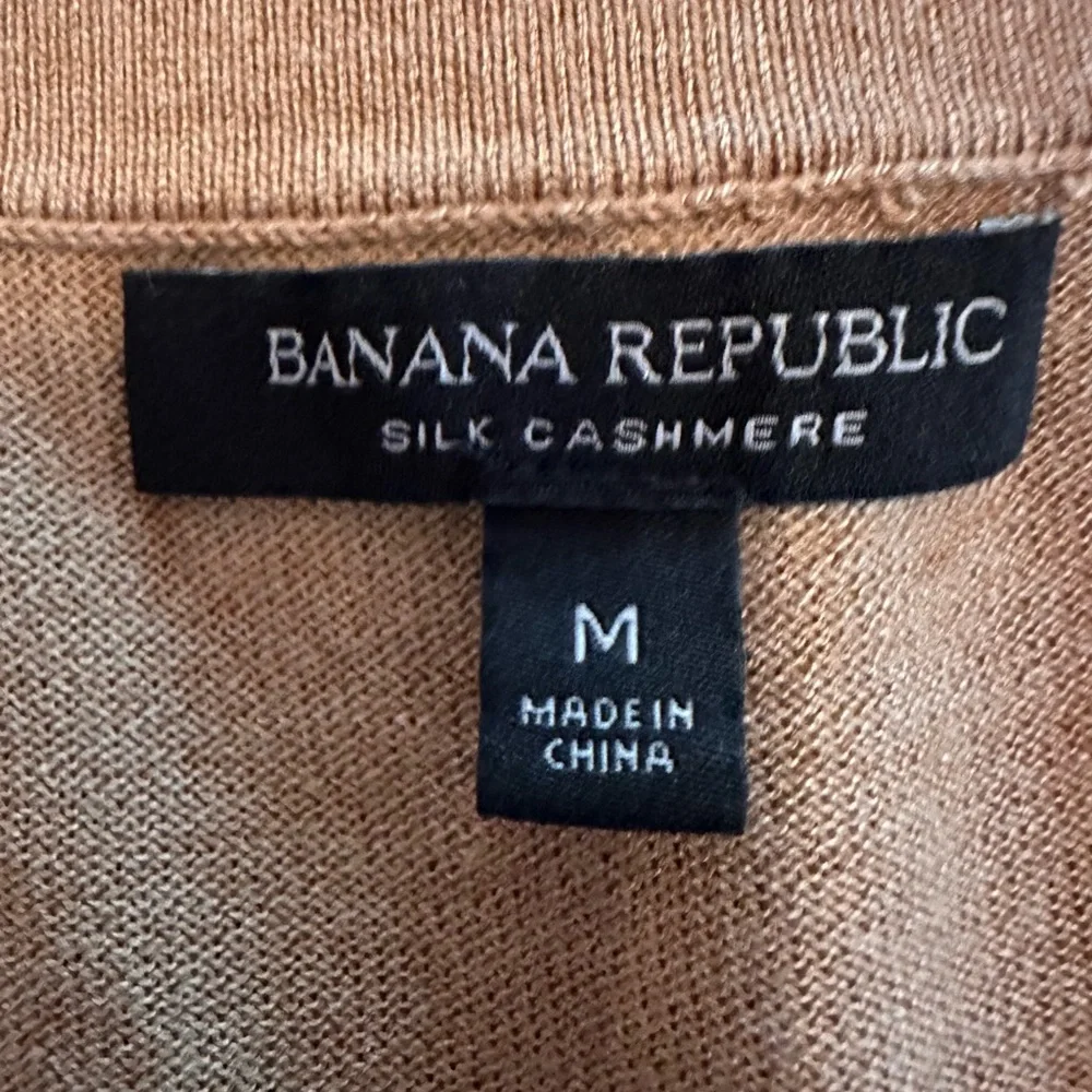 Banana Republic women’s Camel silk cashmere V-Neck M long sleeve Sweater
